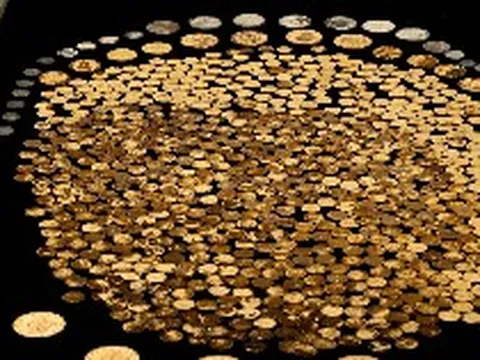 Phát hiện 800 miếng vàng trị giá hơn 52 tỷ đồng khi đang đi quanh cánh đồng