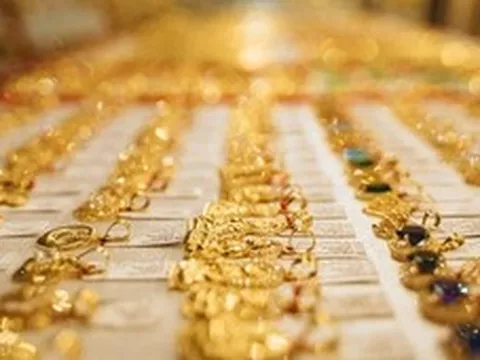 Giá vàng thế giới tăng mạnh, giá vàng trong nước và thế giới ‘xích lại gần nhau’