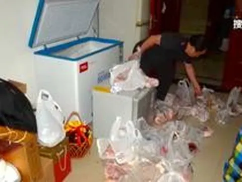 Đột kích nhà một cựu quan chức, phát hiện số lượng lớn vàng thỏi nhét trong bọc thịt gà ở tủ đông