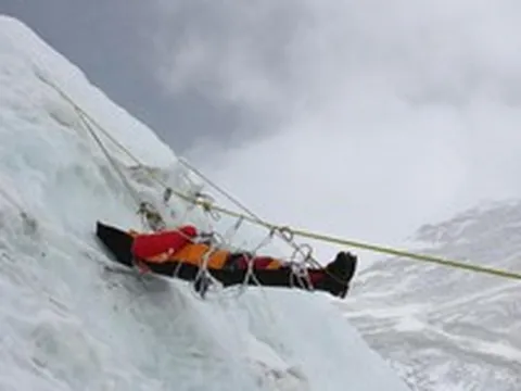 Vì sao có hơn 200 thi thể trên núi Everest không được đưa xuống đất và an táng?