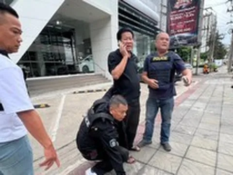 Cựu nghị sĩ Thái Lan bám theo Chủ tịch tỉnh, gõ cửa kính rồi nổ súng