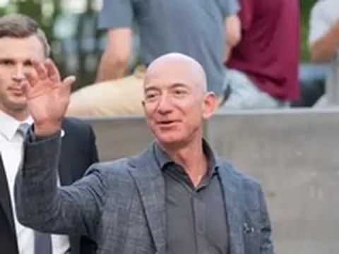 Tỷ phú Jeff Bezos sắp mua Liverpool