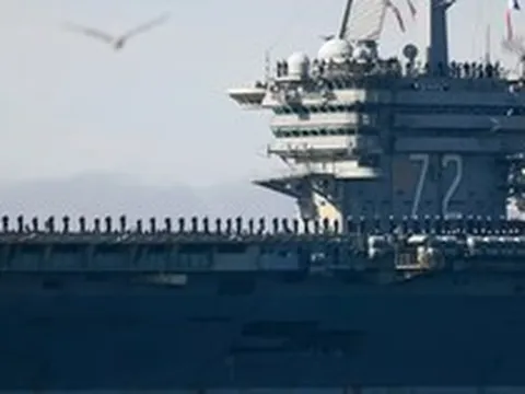 Vì sao nhiều thủy thủ trên tàu sân bay Mỹ gần Iran cố nhảy xuống biển?