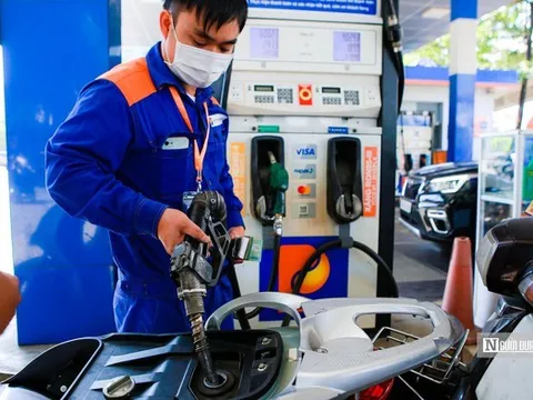 Giá xăng tiếp tục giảm