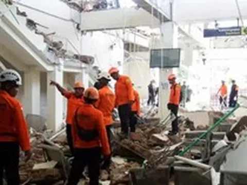 Cảnh tan hoang sau trận động đất khiến hàng chục người thương vong ở Indonesia