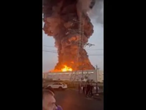 Video cận cảnh Ukraine liên tiếp tập kích kho hàng lớn trên khắp nước Nga