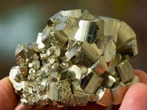 Lợi dụng "vàng của kẻ ngốc", Mỹ biến quặng sắt thô thành siêu vật liệu bán dẫn giá rẻ