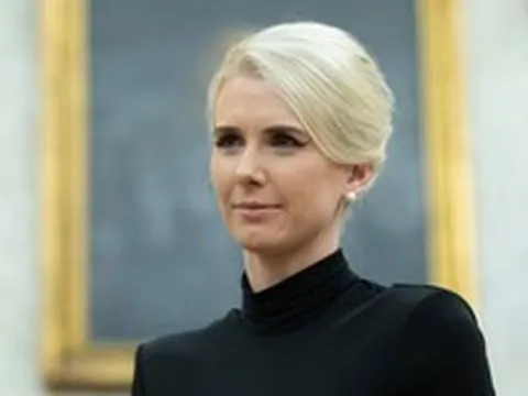Đổi máy bay tránh âm mưu ám sát ông Trump, nữ trợ lý thành tâm điểm