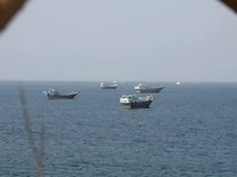 Mỹ - Iran tiếp tục khẩu chiến, Tehran cho phép một số tàu qua Hormuz