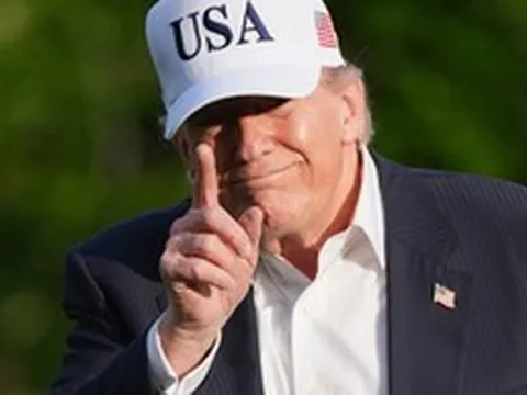 Hơn 1.000 giao dịch tài chính trong 1 tháng hé lộ động thái lớn của Tổng thống Trump