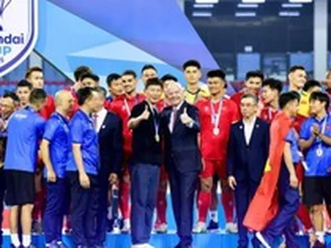 Chủ tịch FIFA tấm tắc khen Việt Nam: Vô địch quá xứng đáng, không khí bóng đá tuyệt đỉnh