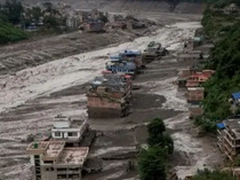 Sông băng đổ sụp, 'sóng thần trên núi' cuồn cuộn xé toạc vùng biên giới Nepal