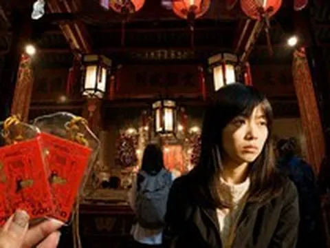 Ngôi miếu 180 tuổi ở Hong Kong (Trung Quốc) bỗng thành "sở lao động cõi trên": Khi tấm thẻ cầu việc giá 18 đô khó săn như mua vé concert