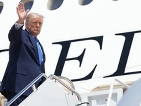 Ông Trump tuyên bố 'giáng đòn mạnh' vào Iran sau vụ tập kích căn cứ Mỹ