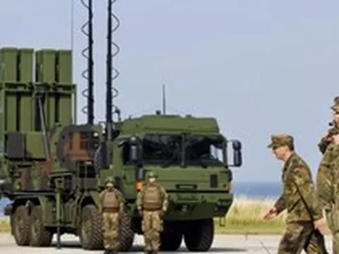 Đức quyết định chuyển giao sớm hàng nghìn tên lửa cho Ukraine