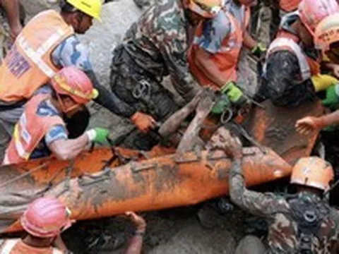 Giải cứu hai công nhân mắc kẹt 9 ngày trong đường hầm thủy điện sau lũ quét ở Nepal