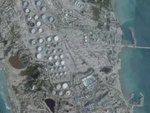 Mỹ dội tên lửa xuống tàu chở dầu Iran gần đảo Kharg