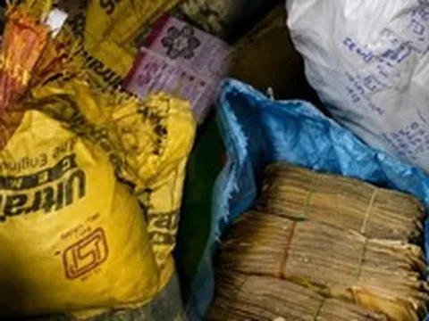 Cụ bà ăn xin 40 năm qua đời, người thân mở căn phòng luôn khoá kín: Số lượng bên trong lên tới hơn 30