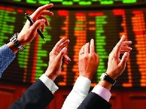 Một cổ phiếu thép bị tự doanh CTCK "xả" mạnh phiên đầu tuần, ngược chiều hai mã ngân hàng hút tiền