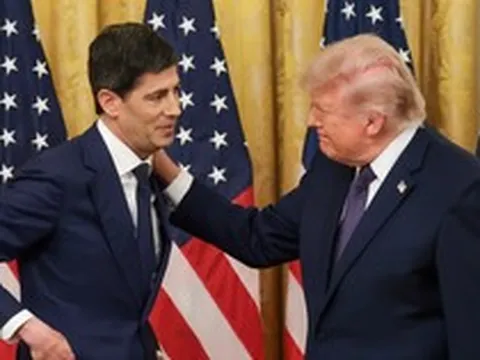 Ông Trump bất ngờ lên tiếng bảo vệ Chủ tịch FED, đổ lỗi cho Hội đồng thống đốc về quyết định tăng lãi suất
