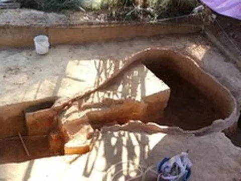 Đào hố trồng cây, người dân Việt Nam phát hiện vật lạ dài 3m màu đỏ lạ, chuyên gia xác nhận báu vật 2.000 năm tuổi hiếm có