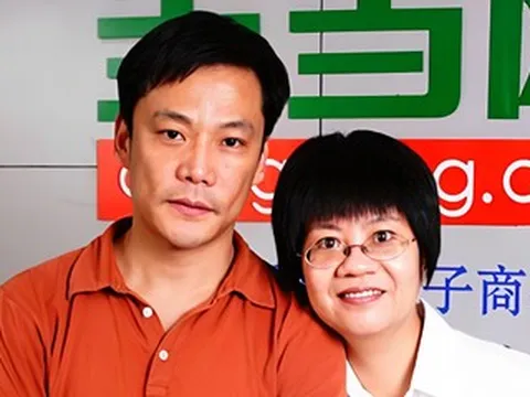 Tỷ phú ‘sa cơ’ vì bất đồng với vợ, giờ livestream bán sách, bán rượu