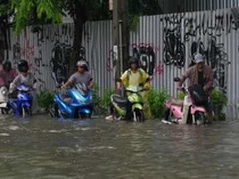 Bangkok đóng cửa trường học, đề nghị công chức làm việc tại nhà vì mưa lũ