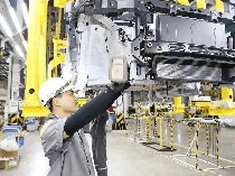 Tỷ phú Phạm Nhật Vượng tuyển 2.000 người cho Vinfast, có vị trí chỉ cần "biết đọc biết viết", thu nhập tới 18 triệu đồng/tháng