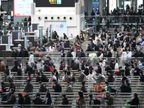 Nhà ga của hàng xóm Việt Nam lập kỷ lục hơn 1 triệu lượt khách trong 1 ngày, 40 giây lại có một tàu rời bến: Nhanh gần gấp 4 lần Shinkansen của Nhật Bản