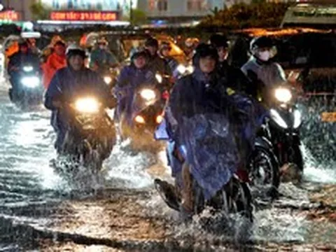 Trung tâm TP.HCM mưa to rồi lan rộng, nhiều tuyến đường ngập nước, kẹt xe