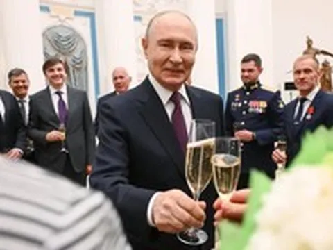 Đúng ngày sinh nhật ông Putin, EU tung đòn kép: Gói trừng phạt Nga lớn nhất từ năm 2022