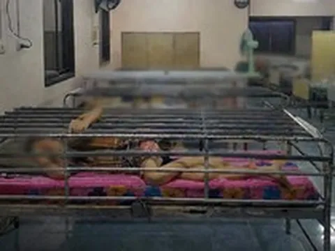 Thái Lan: Trung tâm chăm sóc dùng lồng sắt bao quanh giường, có 129 giường thay vì 50 như giấy phép