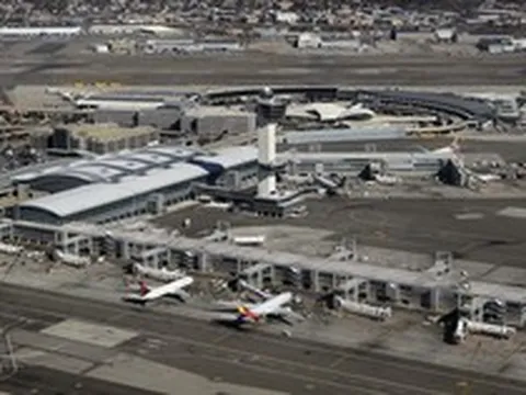 Máy bay Colombia đang trên đường đến New York phải chuyển hướng bất ngờ, 8 người bị thương nhập viện
