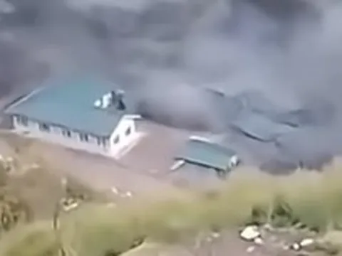 Khoảnh khắc lũ dữ tràn xuống ngôi làng ở Nepal