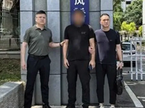 Trốn truy nã gần hai thập kỷ dưới danh tính anh song sinh nhưng lộ tẩy vì người cũ
