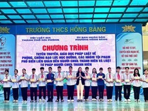 Hải Phòng: Tuyên truyền pháp luật, trao học bổng cho học sinh khó khăn