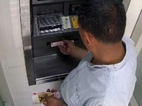 Ra cây ATM chuyển 77,4 triệu đồng vào tài khoản của chính mình, chờ gần 1 ngày vẫn không thấy có biến động số dư