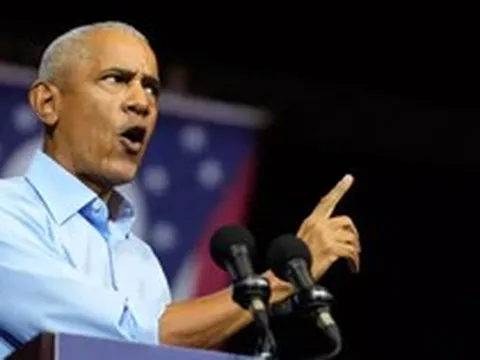 Tổng thống Trump dốc sức giữ quyền lực, ông Obama tung đòn phản công