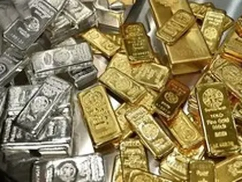 Giá vàng thế giới 'lao dốc' mạnh nhất 1 năm qua