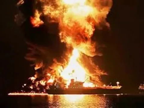 Iran tuyên bố ba tàu chở dầu bốc cháy ở eo biển Hormuz