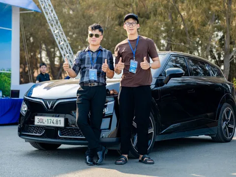 Nghỉ lễ, người dân TP.HCM “đổ bộ” Cần Giờ trải nghiệm xe điện VinFast