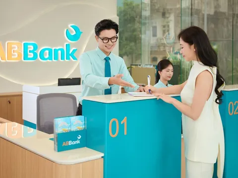 ABBank đổi mới cách phục vụ khách hàng tại quầy